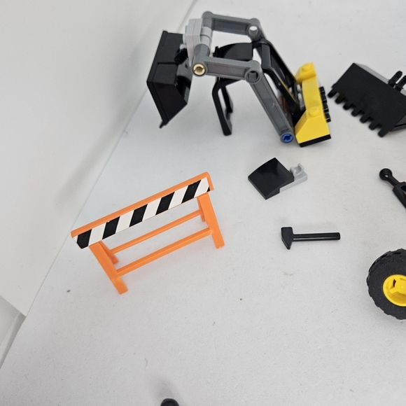 LEGO CITY Construction Bulldozer (60252) & Incomplete With Minifigures NO Box.  - Picture 4 of 11